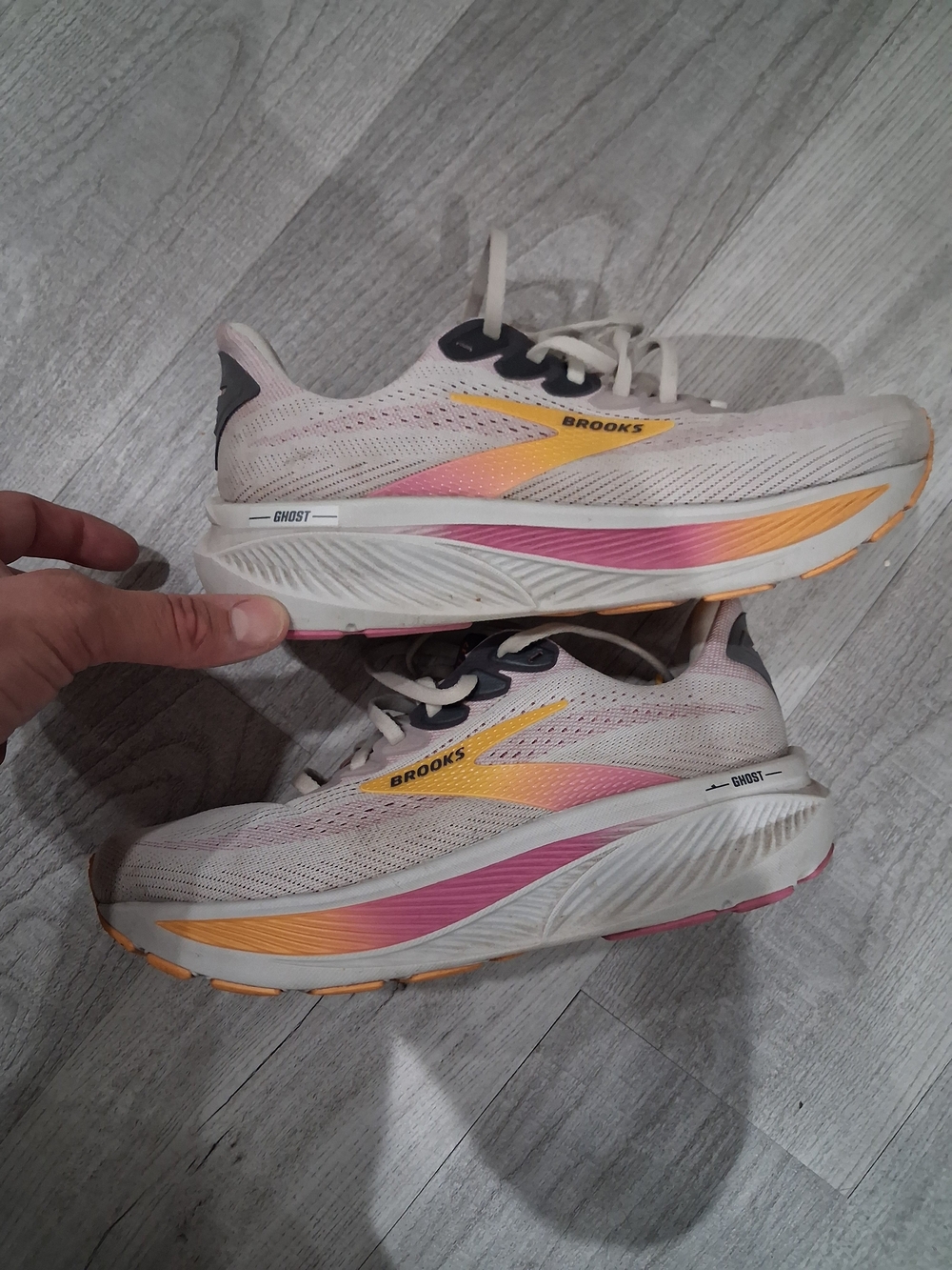Brooks Ghost 17 women's road running shoes in the Oyster/Apricot/Pink colorway.